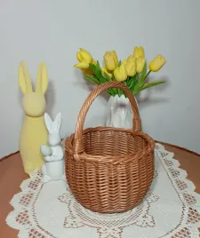 okragly-koszyczek-wiklinowy-na-swieconke-wielkanocna
