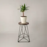 kwietnik-drewno-material-wykonania-metal