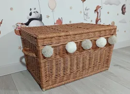 duzy-wiklinowy-kufer-w-kolorze-naturalnym-80cm-z-pomponami