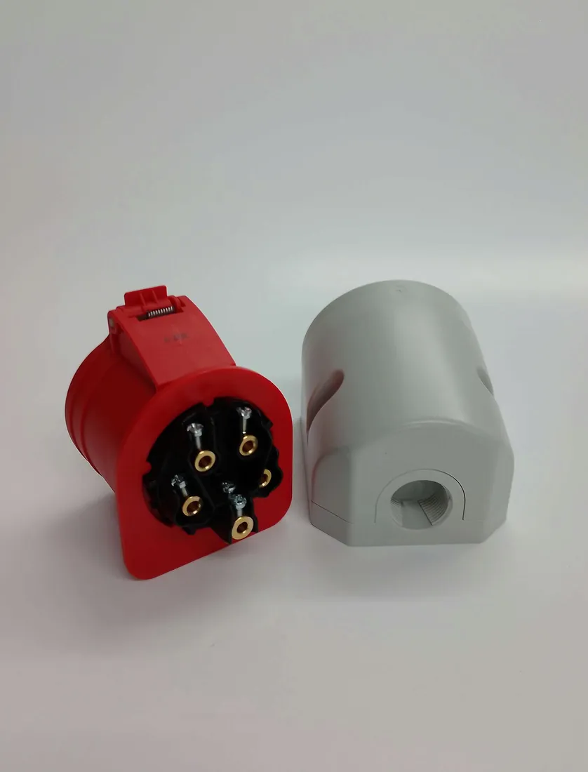 gniazdo-scienne-32-a-400-v-czerwono-biale