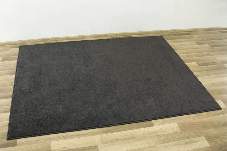 dywan-gladki-jednobarwny-grafitowy-do-salonu-pokoju-wembley-250x350-cm-kolor-odcienie-szarosci-grubosc-10-mm