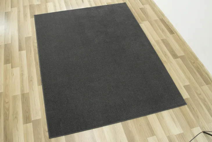 dywan-gladki-jednobarwny-grafitowy-do-salonu-pokoju-wembley-400x500-cm-grubosc-10-mm