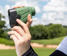 dalmierz-laserowy-mysliwski-lornetka-luneta-golfowa-tryby-6x-zoom-ip54-etui