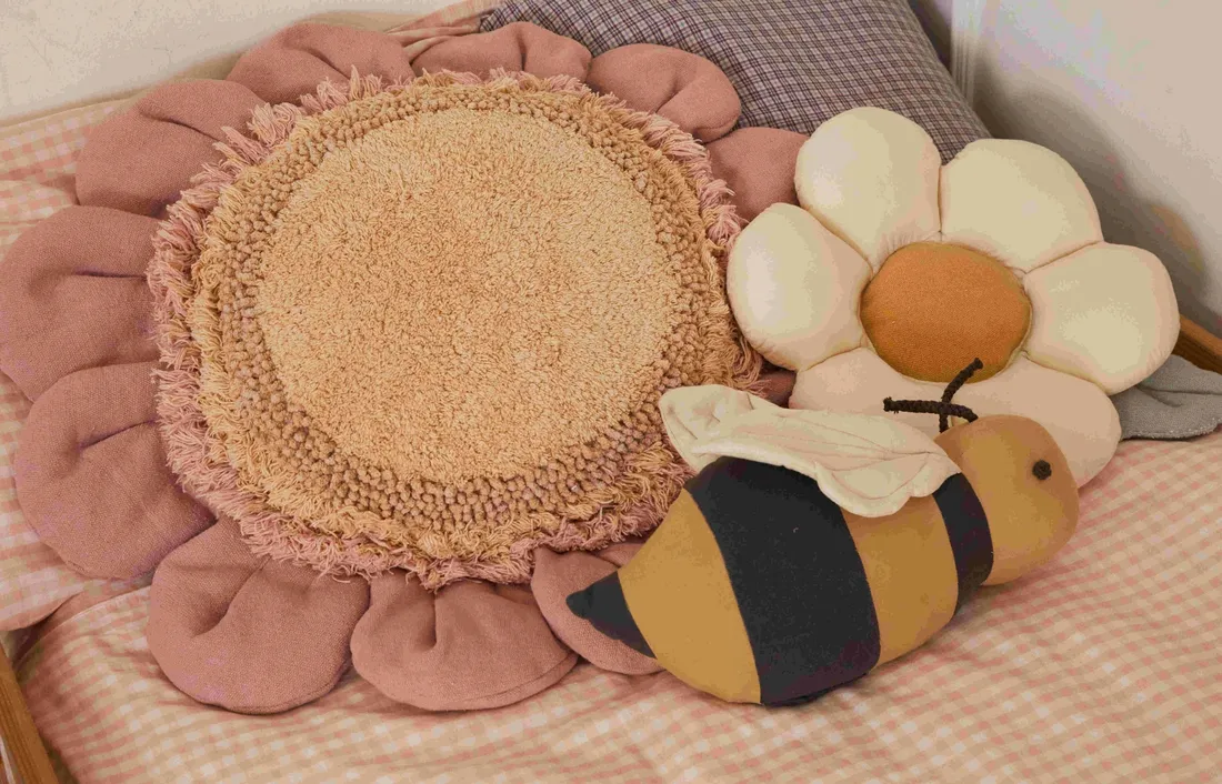 poduszka-pszczola-buzzy-bee-planet-bee-lorena-canals-stan-nowy