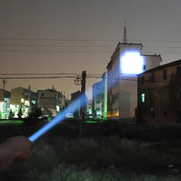 latarka-klasyczna-sternhoff-1000-lm-led-cechy-dodatkowe-koronka-na-glowicy
