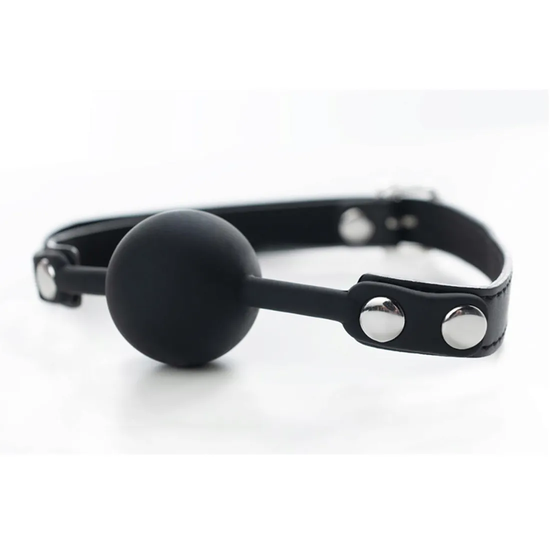 black-silicone-ball-gag-with-adjustable-straps-stan-nowy