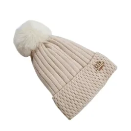 czapka-zimowa-dzianinowa-z-pomponem-i-naszywka-kremowa-cz33wz1-cz33wz1