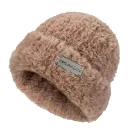 czapka-zimowa-pluszowa-miekka-i-ciepla-z-naszywka-braz-cz31wz1-cz31wz