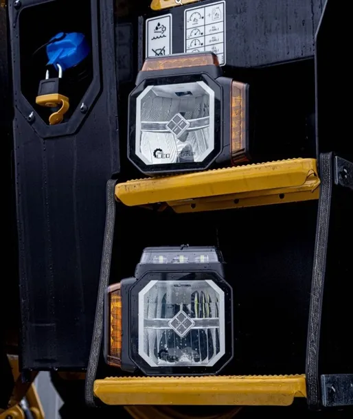 reflektor-drogowy-led-strobo-podgrzewany-klosz-stan-nowy-zrodlo-swiatla-led