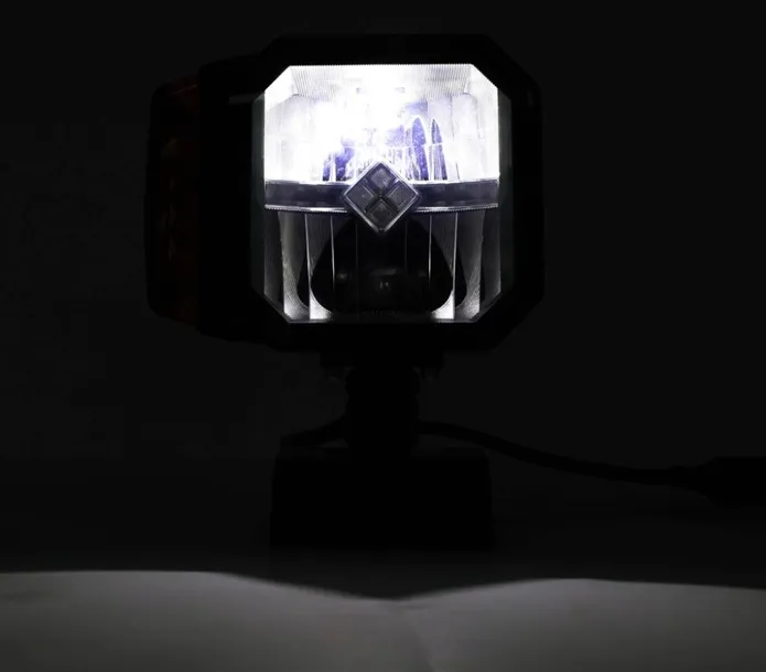 reflektor-drogowy-led-strobo-podgrzewany-klosz-stan-nowy-jakosc-czesci-zgodnie-z-gvo-q-oryginal-z-logo-producenta-czesci-oem-oes