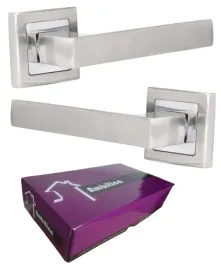 klamka-do-drzwi-z-wspomaganiem-nikiel-chromowany-szyld-kwadratowy