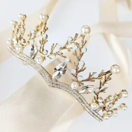 elegancka-zlota-ozdoba-tiara-diadem-korona-slubna-opalizujaca-perly-dekor