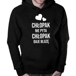 chlopak-nie-pyta-chlopak-daje-bluze-prezent