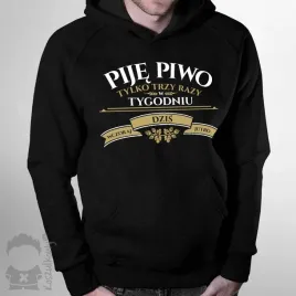 pije-piwo-meska-bluza-z-kapturem-pomysl-na-prezent