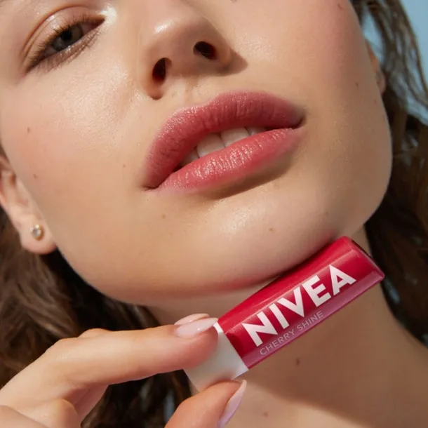 nivea-24h-moisture-lip-pomadka-do-ust-cherry-marka-nivea