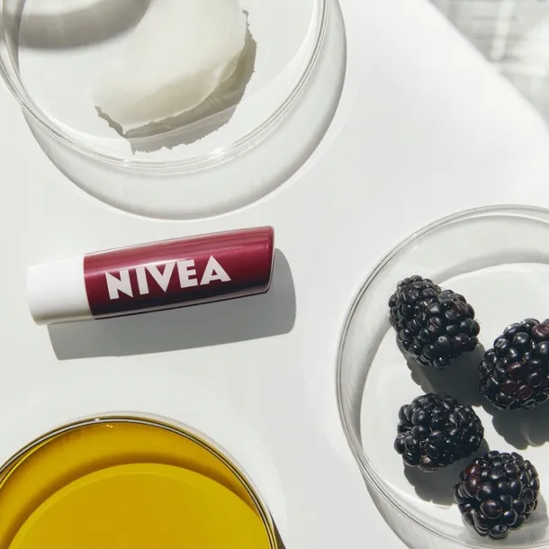 nivea-24h-moisture-pomadka-do-ust-blackberry-shine-marka-nivea