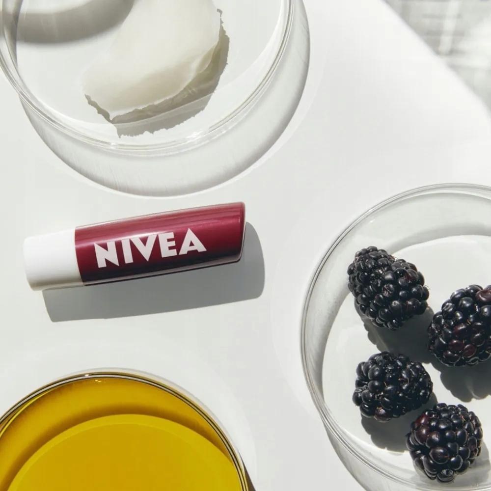 nivea-24h-moisture-pomadka-do-ust-blackberry-shine