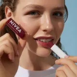 nivea-24h-moisture-pomadka-do-ust-blackberry-shine-wlasciwosci-nawilzajace