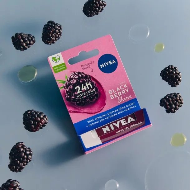 nivea-24h-moisture-pomadka-do-ust-blackberry-shine-kod-producenta-nawilzajaca-pielegnujaca-koloryzujaca-pomadki