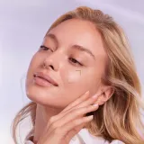 max-factor-miracle-pure-2w1-podklad-do-twarzy-60-80-light-to-medium-30ml-poziom-krycia-sredni