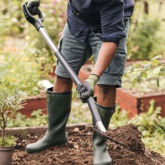 szpadel-ergonomic-ostry-szary-marka-fiskars