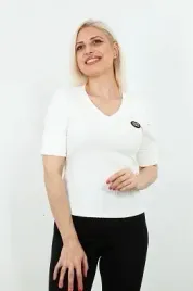 elegancka-bluzka-damska-z-ozdobna-naszywka-kolor-kremowy-o09kw4898
