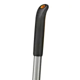 grabie-metalowe-do-lisci-ergonomic-prosty-trzonek-marka-fiskars