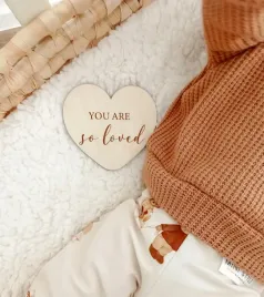 drewniana-tabliczka-serduszko-z-napisem-you-are-so-loved