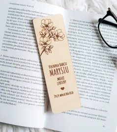 drewniana-zakladka-do-ksiazki-z-grawerem-kwiaty