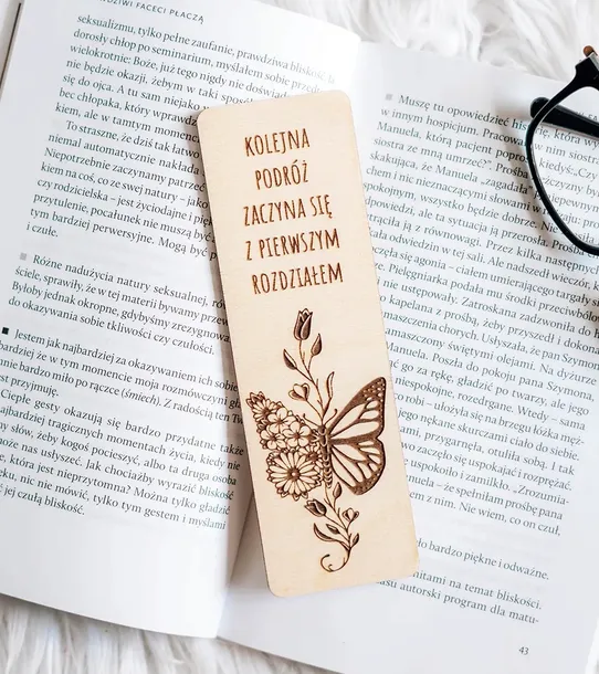 Drewniana zakładka do książki z grawerem - Motyl