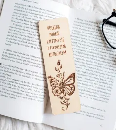 drewniana-zakladka-do-ksiazki-z-grawerem-motyl