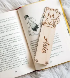 drewniana-zakladka-do-ksiazki-z-grawerem-kotek