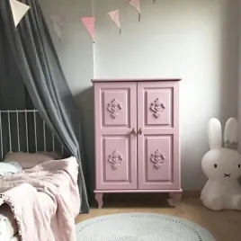 drewniana-komoda-dla-dzieci-charlotte-zgaszony-roz