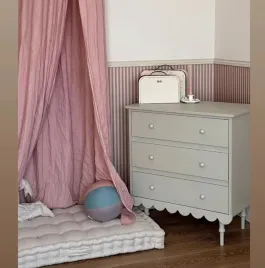 drewniana-komoda-dla-dzieci-babushka-z-trzema-szufladami-oliwka