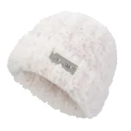 czapka-zimowa-pluszowa-miekka-i-ciepla-z-naszywka-biel-cz31wz2-cz31wz