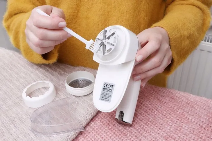 golarka-do-ubran-eldom-gds8-lia-eldom-3273-5908277388089-zalaczone-wyposazenie-pojemnik-szczoteczka-do-czyszczenia