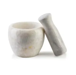 elegancki-mozdzierz-marmurowy-z-tluczkiem-do-przypraw-bialy-kamien