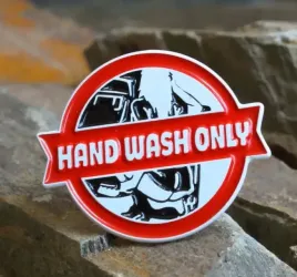 przypinka-hand-wash-only-metalowa
