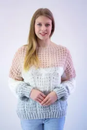 sweter-z-bufiastymi-rekawami-w-warkocze-pudrowo-kremowo-popielaty-uni