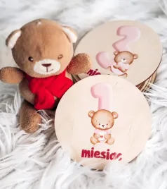 tabliczki-z-miesiacami-misie