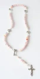 komunijny-rozaniec-z-kamieni-opal-rozowy-na-sznurku-etui-sakiewka