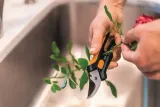 sekator-do-kwiatow-fiskars-sp14-solid-1051601-marka-fiskars