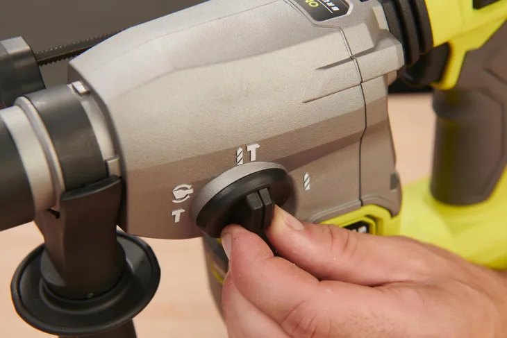 wiertarka-udarowa-ryobi-18-v-marka-ryobi