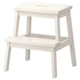 taboret-kuchenny-drewniany-stolek-ze-schodkiem-podest-ikea-bekvam-bialy