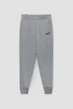puma-spodnie-m-ess-logo-pants-tr-cl-medium-gray-wzor-dominujacy-logo