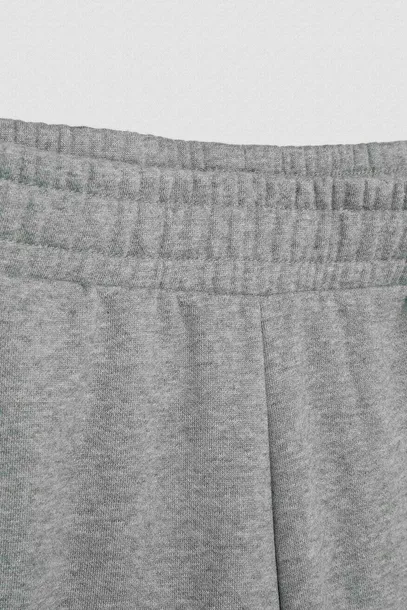puma-spodnie-m-ess-logo-pants-tr-cl-medium-gray-dlugosc-nogawki-od-kroku-74-cm