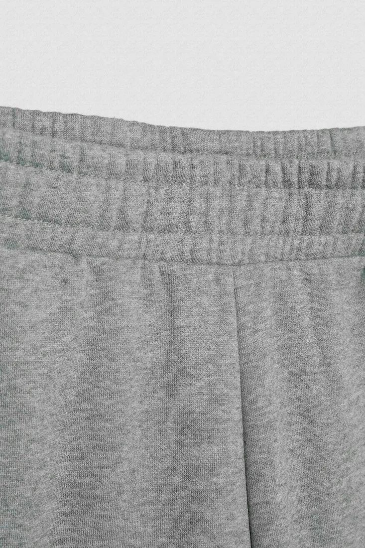 puma-spodnie-m-ess-logo-pants-tr-cl-medium-gray