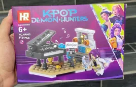klocki-k-pop-demon-hunters-zestaw-scena-z-fortepianem-111-el