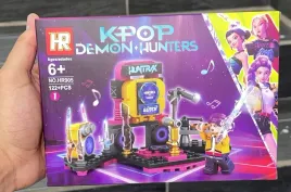klocki-k-pop-demon-hunters-zestaw-scena-koncertowa-122-elementow