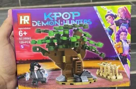 klocki-k-pop-demon-hunters-zestaw-kryjowka-na-drzewie-129-el